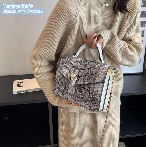factory wholesale ladies shoulder bags 6 colors this year's popular snake handbag street color leather mobile phone bag elegant embosse
factory wholesale ladies shoulder bags 6 colors this year's popular snake handbag street color leather mobile phone bag elegant embosse