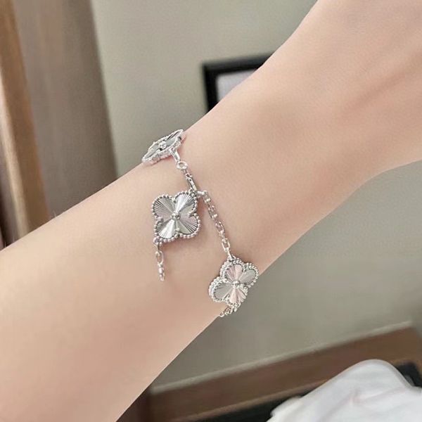 four leaf clover bracelet natural shell gemstone gold plated 18k designer for woman t0p quality official reproductions fashion brand designe, Golden;silver
four leaf clover bracelet natural shell gemstone gold plated 18k designer for woman t0p quality official reproductions fashion brand designe, Golden;silver