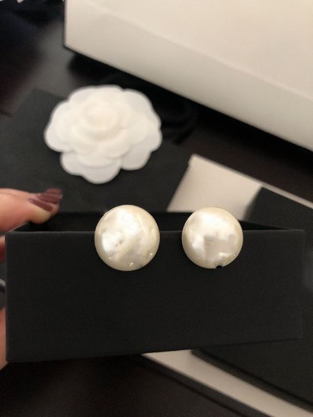 2023 luxury fashion gold and pearl earrings women's earrings designer semi-round resin earrings the same material high-end quality no b, Golden;silver
2023 luxury fashion gold and pearl earrings women's earrings designer semi-round resin earrings the same material high-end quality no b, Golden;silver