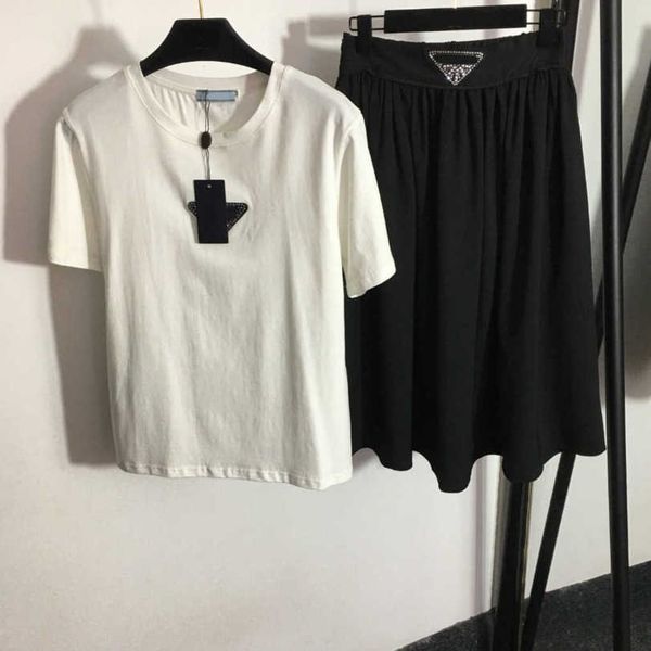 23ss t-shirt skirt set skirt suit womens designer clothing drill triangle letter short sleeve t-shirt high waist half skirt suit womens clot, White
23ss t-shirt skirt set skirt suit womens designer clothing drill triangle letter short sleeve t-shirt high waist half skirt suit womens clot, White