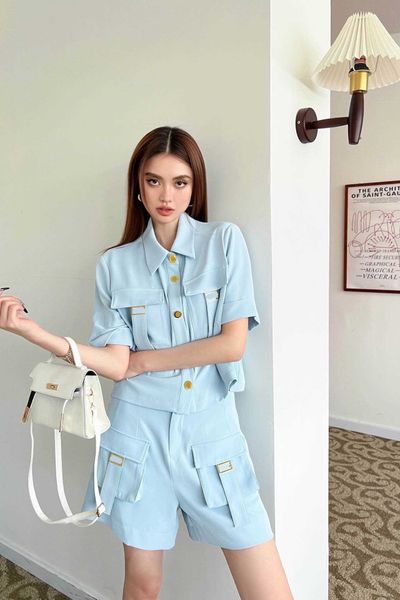 23ss women sets designer blouse womens shorts sets pair a lapel with high-waisted shorts of the same color set women clothes, White
23ss women sets designer blouse womens shorts sets pair a lapel with high-waisted shorts of the same color set women clothes, White