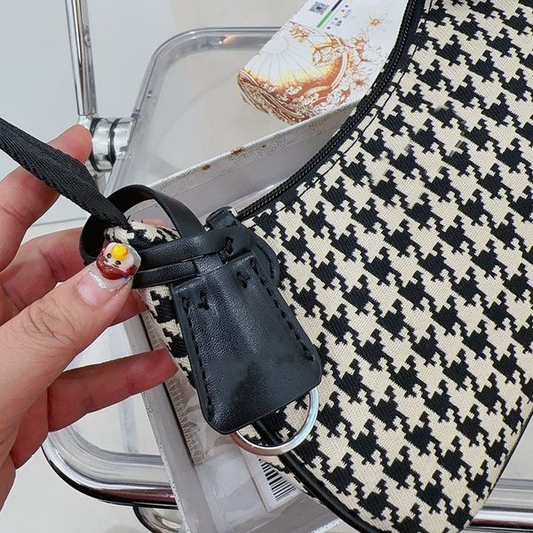 2023 designer hobo shopping underarm bag latest bags ladies shoulder bags practical plaid design hand carry bags luxuryfashion women designe
2023 designer hobo shopping underarm bag latest bags ladies shoulder bags practical plaid design hand carry bags luxuryfashion women designe
