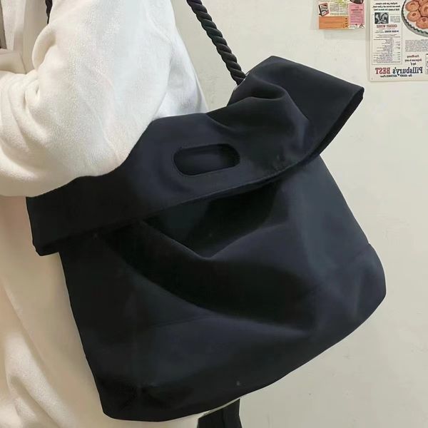 commuting bag large capacity women's spring new trend line single shoulder crossbody bag waterproof tote sports bag
commuting bag large capacity women's spring new trend line single shoulder crossbody bag waterproof tote sports bag
