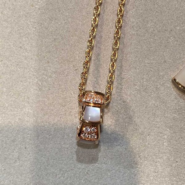 v bone necklace cnc exquisite 18k rose gold white fritillaria snake with diamond chain, White;black
v bone necklace cnc exquisite 18k rose gold white fritillaria snake with diamond chain, White;black