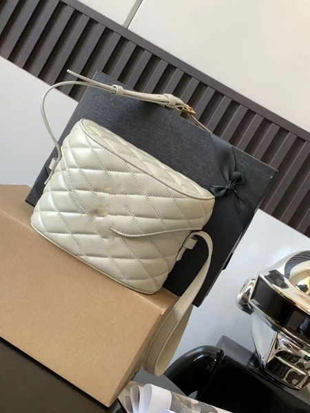 leather handbags camera bag quilted sheepskin b shaped barrel design, extremely complex hand crafted letter swirling mouth design, and diamo
leather handbags camera bag quilted sheepskin b shaped barrel design, extremely complex hand crafted letter swirling mouth design, and diamo