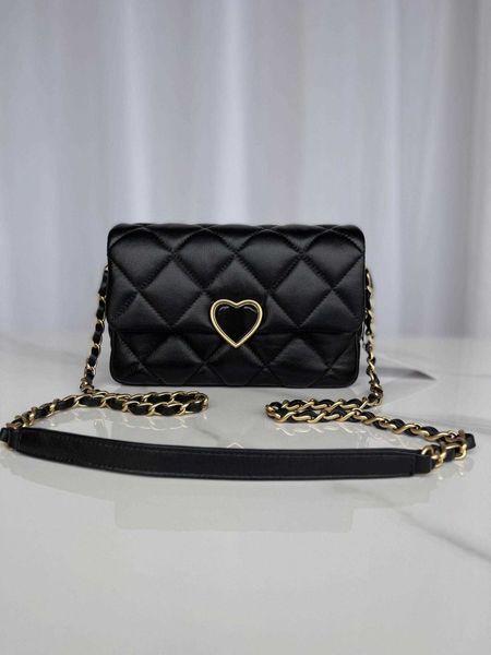 high-quality 2023 new love buckle women's handbag imported lambskin, with original cloth, original hardware matching size 22cm/15cm/7cm
high-quality 2023 new love buckle women's handbag imported lambskin, with original cloth, original hardware matching size 22cm/15cm/7cm