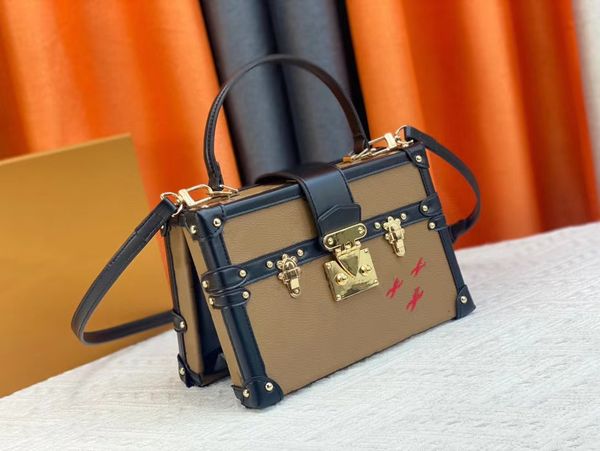 7a fashion totes picnic bag 46309 petite mall v box handbag women's large capacity metal logo buckle open rivet decoration designer lux
7a fashion totes picnic bag 46309 petite mall v box handbag women's large capacity metal logo buckle open rivet decoration designer lux