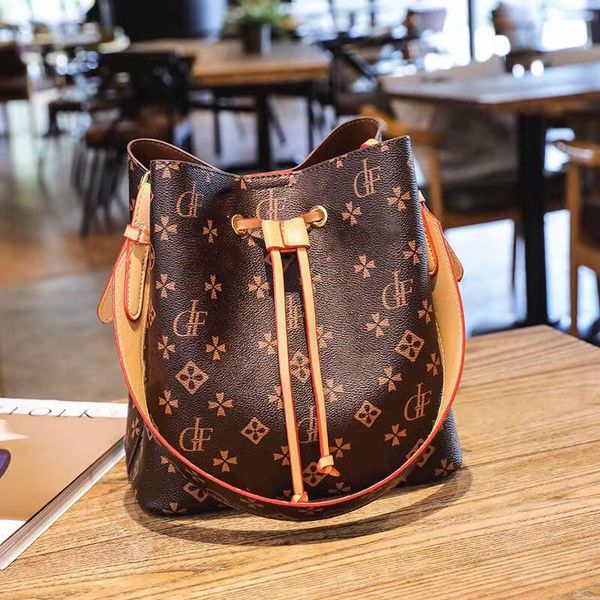 brand luxury design vintage bucket shoulder bag 2022 purses women's fashion retro style one shoulder crossbody bags printed handbag tot
brand luxury design vintage bucket shoulder bag 2022 purses women's fashion retro style one shoulder crossbody bags printed handbag tot