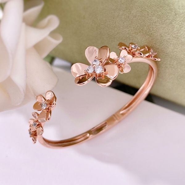 four leaf clover bangle natural shell gemstone gold plated 18k designer for woman t0p quality official reproductions brand designer gift for, Black
four leaf clover bangle natural shell gemstone gold plated 18k designer for woman t0p quality official reproductions brand designer gift for, Black