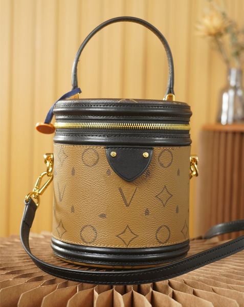 designer lux cannes beauty case cosmetic bags handbag coated canvas removable leather strap calf leather trim microfiber lining semi-rigid s
designer lux cannes beauty case cosmetic bags handbag coated canvas removable leather strap calf leather trim microfiber lining semi-rigid s