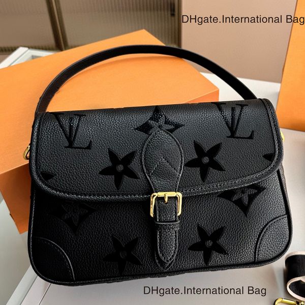 2023 new baguette bag grain cowhide crossbody handbag detachable shoulder straps embossed vintage patterns and multiple pockets luxurious un
2023 new baguette bag grain cowhide crossbody handbag detachable shoulder straps embossed vintage patterns and multiple pockets luxurious un