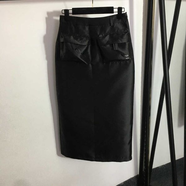 23ss wrap skirt mini skirt designer skirts embroidered letter zipper pocket high waist slit half skirt women clothes, Black
23ss wrap skirt mini skirt designer skirts embroidered letter zipper pocket high waist slit half skirt women clothes, Black