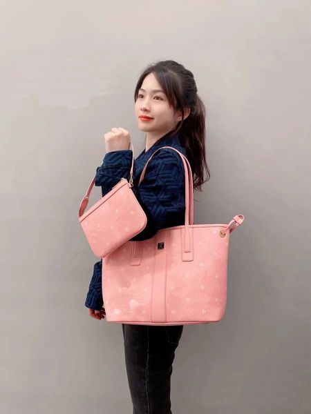 designer brand shoulder bag, shopping bag, handbag, small petal powder mother child package.
designer brand shoulder bag, shopping bag, handbag, small petal powder mother child package.