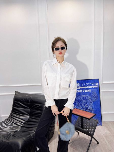 23ss designer women long sleeve shirt high neck blouse shirt double f embossed pocket design women clothes, White
23ss designer women long sleeve shirt high neck blouse shirt double f embossed pocket design women clothes, White