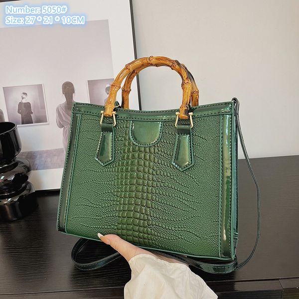 Factory wholesale ladies shoulder bags 6 colors street fashion crocodile handbag elegant solid color leather tote bag Joker embossed black fashion backpack, White-5050#
Factory wholesale ladies shoulder bags 6 colors street fashion crocodile handbag elegant solid color leather tote bag Joker embossed black fashion backpack, White-5050#