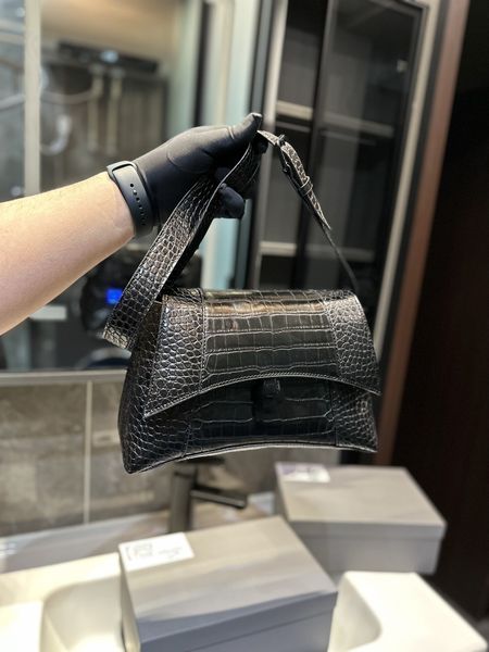 2023 new hourglass bag large capacity one shoulder underarm bag premium soft leather casual crossbody bag retro women's bag
2023 new hourglass bag large capacity one shoulder underarm bag premium soft leather casual crossbody bag retro women's bag