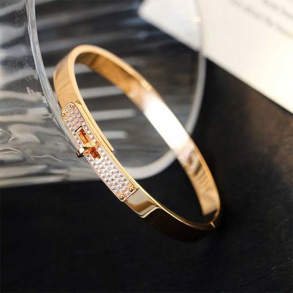 designer natural jewelry kylle button v plated 18k gold pig nose half diamond women's bracelet fashion and luxury
designer natural jewelry kylle button v plated 18k gold pig nose half diamond women's bracelet fashion and luxury