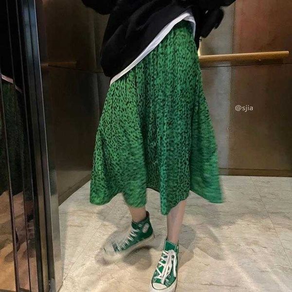green leopard print large skirt chic autumn and winter western style high waist, Black
green leopard print large skirt chic autumn and winter western style high waist, Black