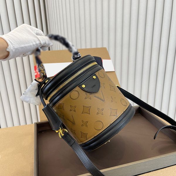 wrist bucket bag fashion high-end printing cylindrical textured hardware zipper genuine leather female wallet genuine purse large capacity m, Red;black
wrist bucket bag fashion high-end printing cylindrical textured hardware zipper genuine leather female wallet genuine purse large capacity m, Red;black