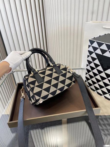 2023 designer handbag fashion shoulder bag classic luxury women's crossbody camera handbag
2023 designer handbag fashion shoulder bag classic luxury women's crossbody camera handbag