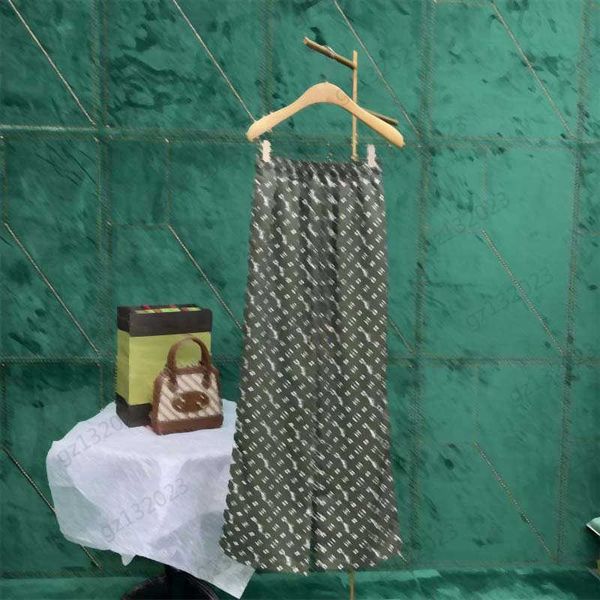 luxury pants contrasting color jacquard design elastic high waist casual trousers loose straight version of light sunscreen pant women appar, Black;white 
luxury pants contrasting color jacquard design elastic high waist casual trousers loose straight version of light sunscreen pant women appar, Black;white