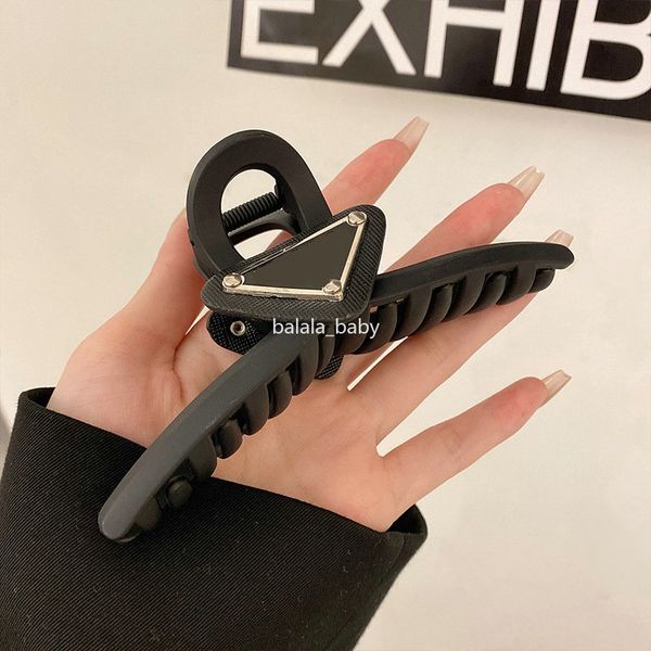 luxury womens designer triangle hair clips for women girls brand p letter designer hair claw fashion barrettes fashion hairpin hairclip, Golden;silver
luxury womens designer triangle hair clips for women girls brand p letter designer hair claw fashion barrettes fashion hairpin hairclip, Golden;silver