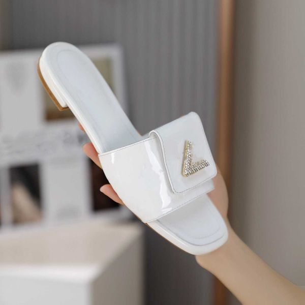 fashion slippers 2023 luxury design summer men and women flat shoes thick sole leather rubber letter logo casual cartoon slippers viuity 07-, Black
fashion slippers 2023 luxury design summer men and women flat shoes thick sole leather rubber letter logo casual cartoon slippers viuity 07-, Black