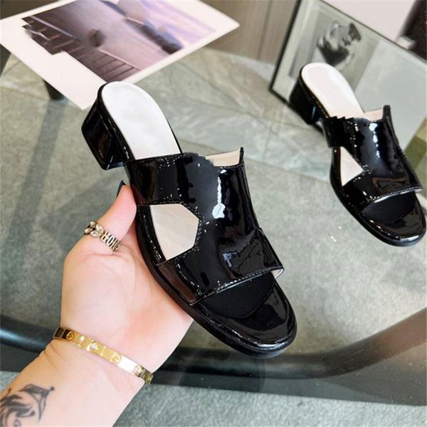 fashion slippers 2023 luxury design summer louisity men and women viutonity flat shoes thick sole leather rubber letter logo casual cartoon, Black