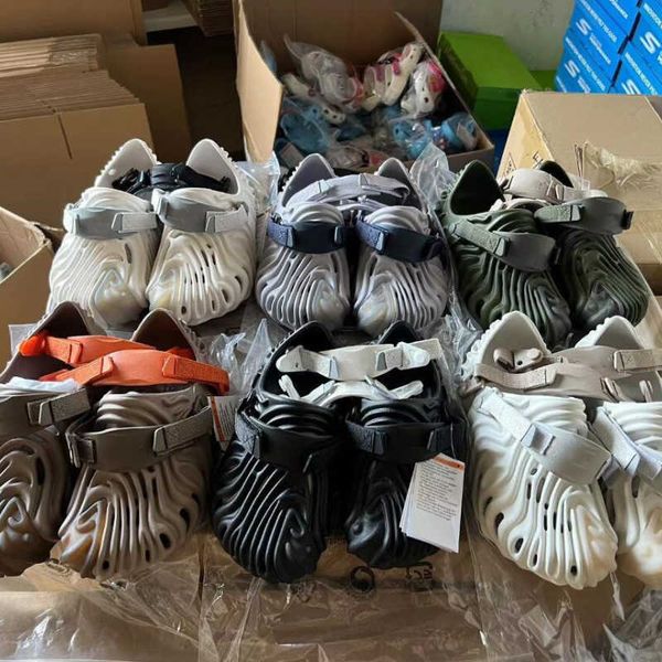 2022 salehe bembury sandals men woman slides slippers ararat rubber summer brown flat slide slipper wens womens hook & loop summer update ve, Black
2022 salehe bembury sandals men woman slides slippers ararat rubber summer brown flat slide slipper wens womens hook & loop summer update ve, Black
