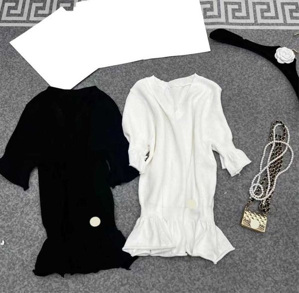 luxury t-shirts solid color flared short sleeve v-neck pullover tee brand metal logo decorative waist corset design hem pleats knitted wome, White
luxury t-shirts solid color flared short sleeve v-neck pullover tee brand metal logo decorative waist corset design hem pleats knitted wome, White