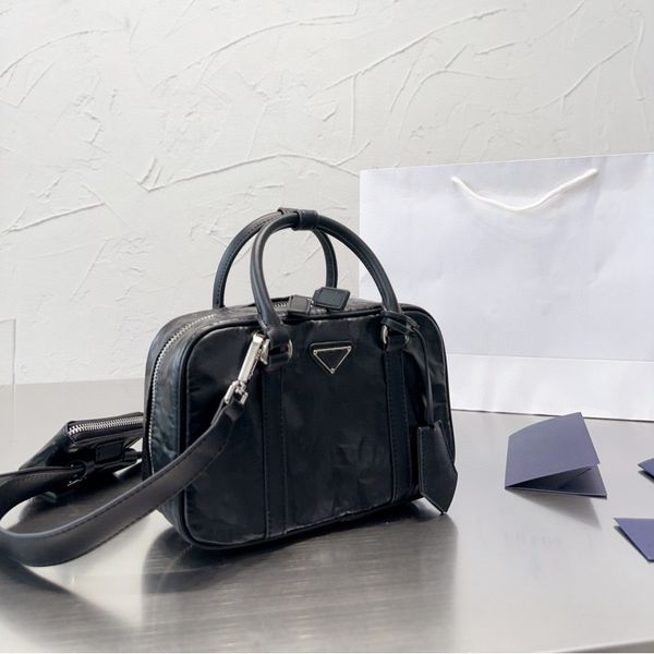 fashion handbag designer one shoulder bag women's handbag leather material box shape crossbody bag men's and women's same han
fashion handbag designer one shoulder bag women's handbag leather material box shape crossbody bag men's and women's same han