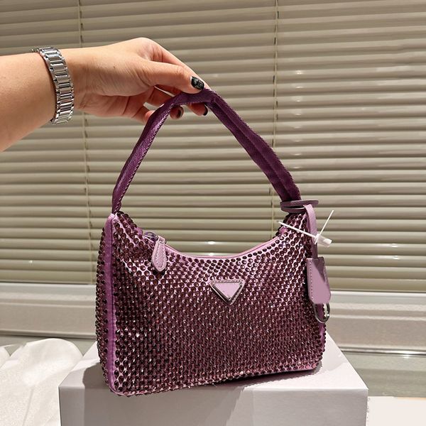 shiny crystal shoulder bag triangle badge full rhinestone classic large capacity ladies crossbody bag famous luxury designer banquet party h
shiny crystal shoulder bag triangle badge full rhinestone classic large capacity ladies crossbody bag famous luxury designer banquet party h