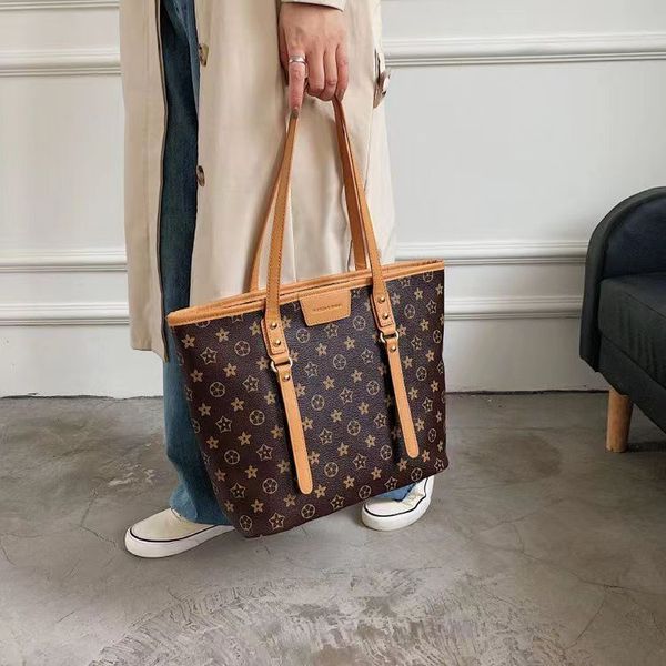 classic designer tote bags womans shoulder bag luxury genuine leather letter print handbag with wallet lady totes coin purses
classic designer tote bags womans shoulder bag luxury genuine leather letter print handbag with wallet lady totes coin purses