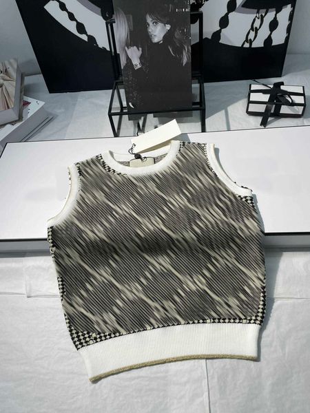 23ss womens designer clothing halter vest tank sling color matching round neck knitted vest logo letters jacquard slim vest women clothing, Black;white
23ss womens designer clothing halter vest tank sling color matching round neck knitted vest logo letters jacquard slim vest women clothing, Black;white