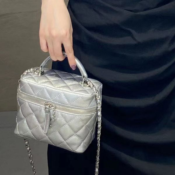 19cm womens hand tite vanity box bags caviar leather silver metal hardware matelasse chain crossbody shoulder handbags large capacity cosmet
19cm womens hand tite vanity box bags caviar leather silver metal hardware matelasse chain crossbody shoulder handbags large capacity cosmet