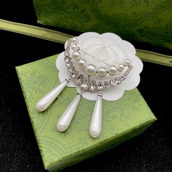 with box never fade designers brooches g-letter diamond silver plated brand pins quality steel pearl brooch pin for coat scarf suit bag acce, Gray
with box never fade designers brooches g-letter diamond silver plated brand pins quality steel pearl brooch pin for coat scarf suit bag acce, Gray