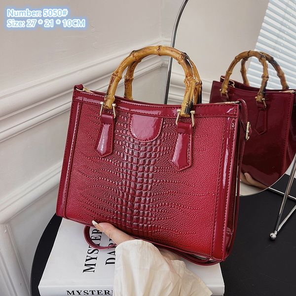 factory wholesale ladies shoulder bags 6 colors street fashion crocodile handbag elegant solid color leather tote bag joker embossed black f
factory wholesale ladies shoulder bags 6 colors street fashion crocodile handbag elegant solid color leather tote bag joker embossed black f