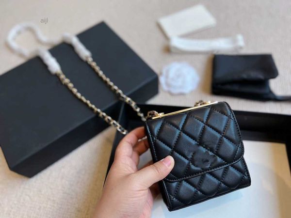 female designer handbag one shoulder bag classic fashion cc mini luxury purse clamshell design coin crossbody chain
female designer handbag one shoulder bag classic fashion cc mini luxury purse clamshell design coin crossbody chain