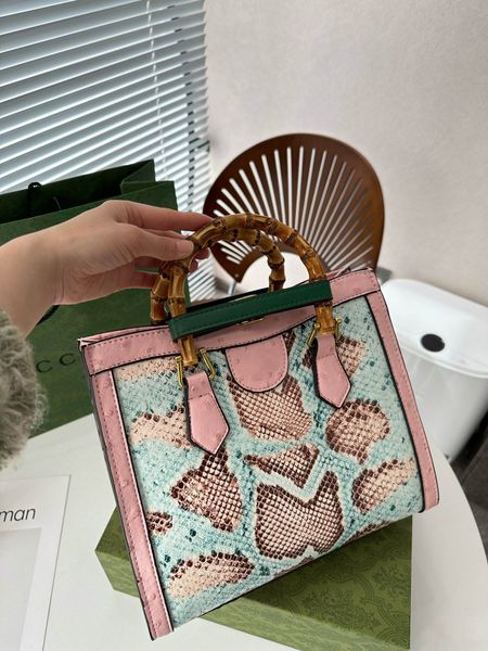 2023 fashion luxury designer bag bamboo tote bag classic totes bags golden letter crossbody handbags two-tone ladies sac
2023 fashion luxury designer bag bamboo tote bag classic totes bags golden letter crossbody handbags two-tone ladies sac