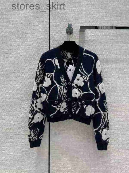 women's sweaters designer2022 new autumn winter milan runway sweaters v neck long sleeve print women's sweater high end jacquard d, White;black
women's sweaters designer2022 new autumn winter milan runway sweaters v neck long sleeve print women's sweater high end jacquard d, White;black