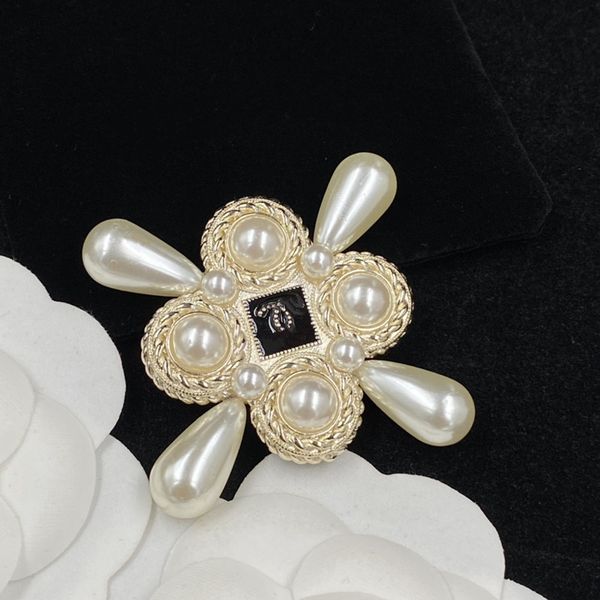 with box 2021 european and american fashion brooches diamond letter brooch pins temperament trend coat suit accessories female fast delivery, Gray
with box 2021 european and american fashion brooches diamond letter brooch pins temperament trend coat suit accessories female fast delivery, Gray