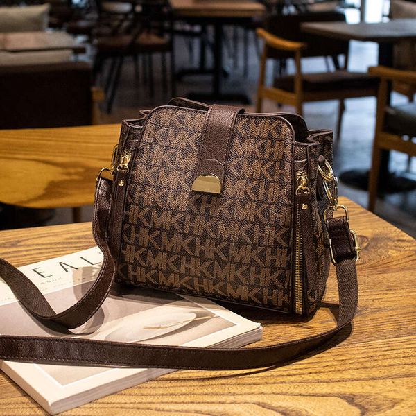 2023 new one shoulder crossbody bag fashion printed letter tote bag ladies versatile style women's bag trend
2023 new one shoulder crossbody bag fashion printed letter tote bag ladies versatile style women's bag trend