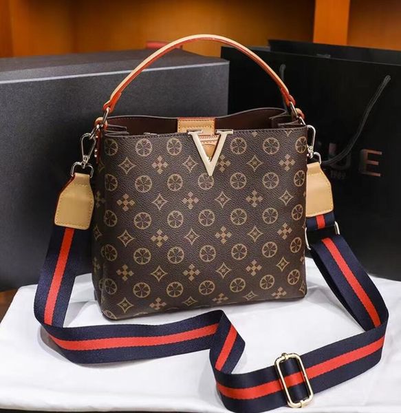 tote bags original style quality genuine leather v lock presbyopia totes palladium decoration postman bag portable female handbag shoulder b
tote bags original style quality genuine leather v lock presbyopia totes palladium decoration postman bag portable female handbag shoulder b