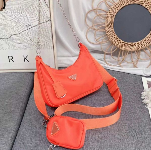 2022 fashion bag re-edition 2005 2000 nylon woman luxurys men designers bag lady womens men crossbody tote hobo shoulder purses handbag bag
2022 fashion bag re-edition 2005 2000 nylon woman luxurys men designers bag lady womens men crossbody tote hobo shoulder purses handbag bag