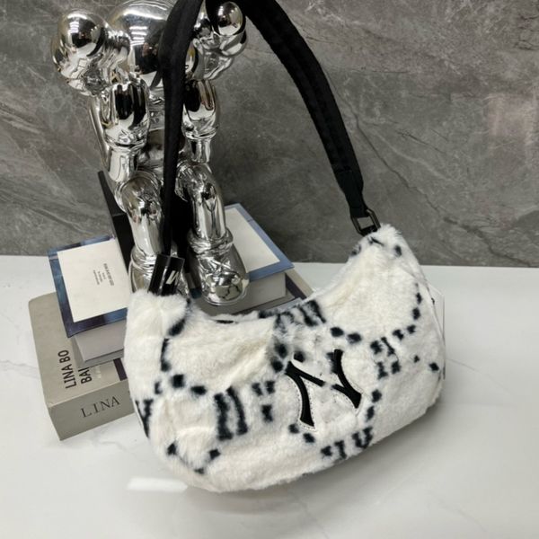 Ladies Winter Handbag Shoulder Bag Purse Designer Bag Tote Bags Luxurious branded plush material is soft and cosy, White2
Ladies Winter Handbag Shoulder Bag Purse Designer Bag Tote Bags Luxurious branded plush material is soft and cosy, White2
