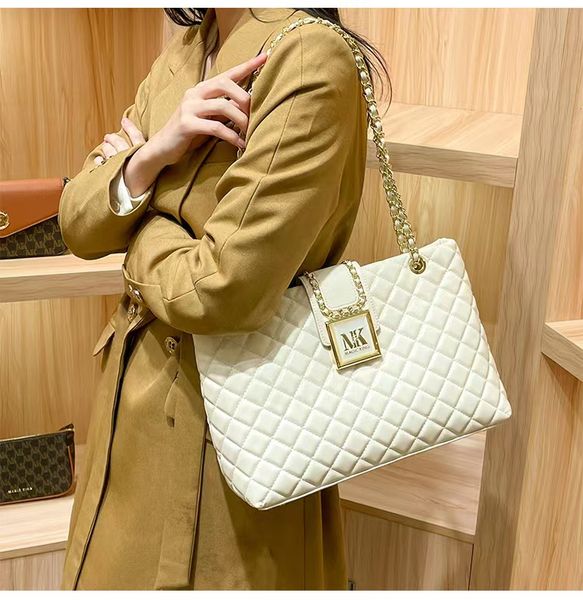 leather rhombus stitched chain bag fashion versatile shoulder bag 2023 new trendy large capacity tote bag
leather rhombus stitched chain bag fashion versatile shoulder bag 2023 new trendy large capacity tote bag
