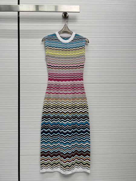 runway dress 2023 european designers design new spring/summer rainbow color matching v-shaped geometric pattern knitted dress, Black
runway dress 2023 european designers design new spring/summer rainbow color matching v-shaped geometric pattern knitted dress, Black