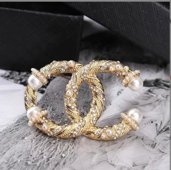 luxury designer brand letter twist brooch 18k gold-plated inlaid crystal rhineau jewelry female male brooch charm pearl pin wedding christma, Gray
luxury designer brand letter twist brooch 18k gold-plated inlaid crystal rhineau jewelry female male brooch charm pearl pin wedding christma, Gray