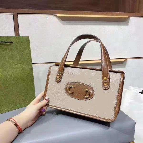 2023 leather handbags camera bag quilted sheepskin b shaped barrel design, extremely complex hand crafted letter swirling mouth design, and
2023 leather handbags camera bag quilted sheepskin b shaped barrel design, extremely complex hand crafted letter swirling mouth design, and