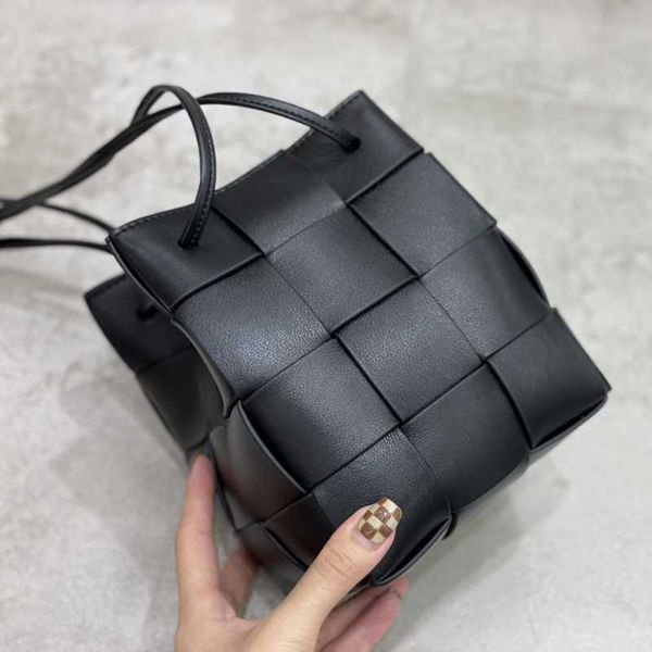 2022 superior quality woven fashion bags drawstring large-capacity bucket bag women's all-match one-shoulder messenger bag simple europ
2022 superior quality woven fashion bags drawstring large-capacity bucket bag women's all-match one-shoulder messenger bag simple europ